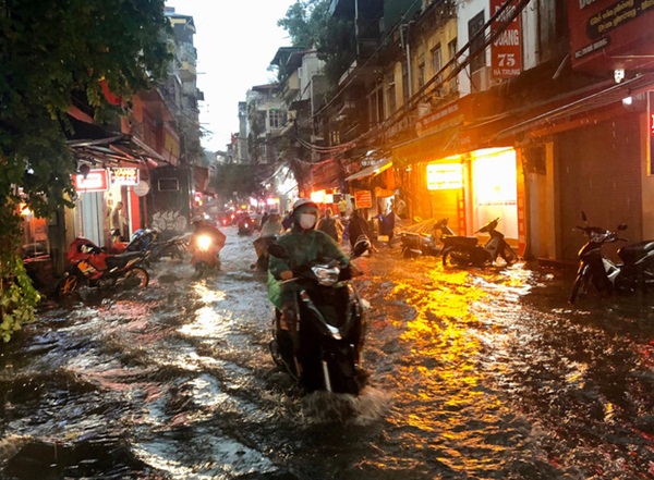 Mưa lớn trút xuống hàng giờ khiến nhiều tuyến phố Hà Nội thành sông, ô tô và xe máy bơi trong nước-4