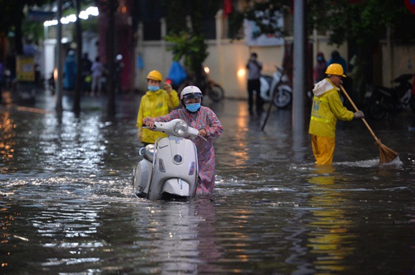 Mưa lớn trút xuống hàng giờ khiến nhiều tuyến phố Hà Nội thành sông, ô tô và xe máy bơi trong nước-10
