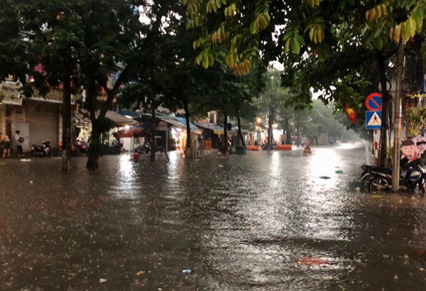 Mưa lớn trút xuống hàng giờ khiến nhiều tuyến phố Hà Nội thành sông, ô tô và xe máy bơi trong nước-5