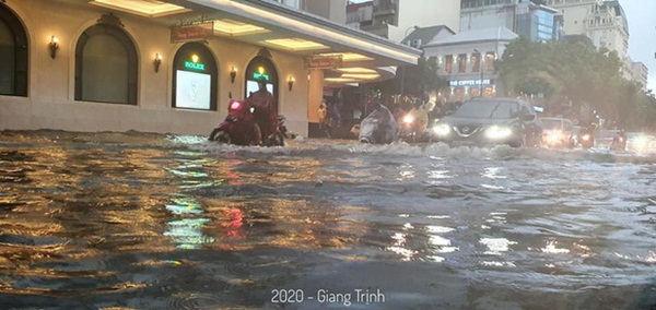 Mưa lớn trút xuống hàng giờ khiến nhiều tuyến phố Hà Nội thành sông, ô tô và xe máy bơi trong nước-6