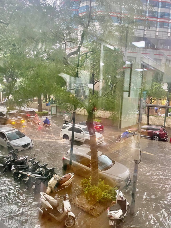 Mưa lớn trút xuống hàng giờ khiến nhiều tuyến phố Hà Nội thành sông, ô tô và xe máy bơi trong nước-9