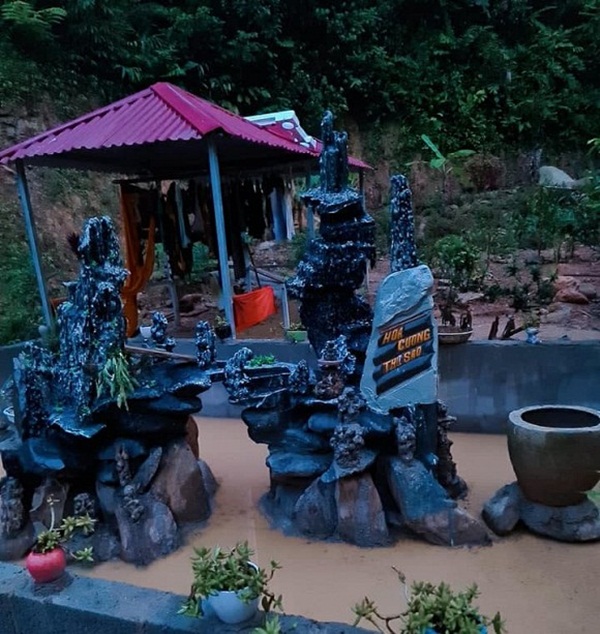 Cô dâu 63 tuổi ở Cao Bằng khoe cận cảnh tấm bia đá khắc tên hai vợ chồng từng bị cho là điềm gở, tiết lộ những lời chửi rủa cay nghiệt nhận được suốt 2 năm lấy chồng vừa qua-2