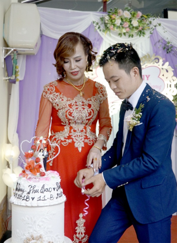 Cô dâu 63 tuổi ở Cao Bằng khoe cận cảnh tấm bia đá khắc tên hai vợ chồng từng bị cho là điềm gở, tiết lộ những lời chửi rủa cay nghiệt nhận được suốt 2 năm lấy chồng vừa qua-4