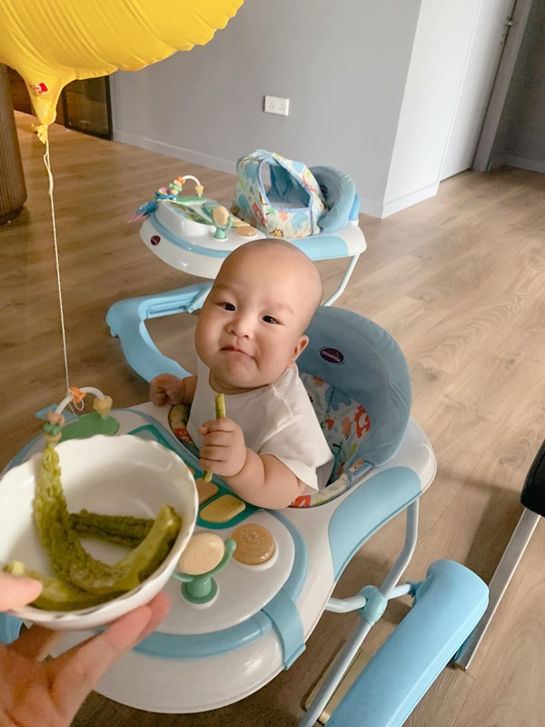 Hai nhóc tỳ nhà MC Thành Trung được mẹ huấn luyện gì cũng ăn,&nbsp;ngoài hoa quả xịn thì mướp đắng cũng đánh bay cả quả!-2