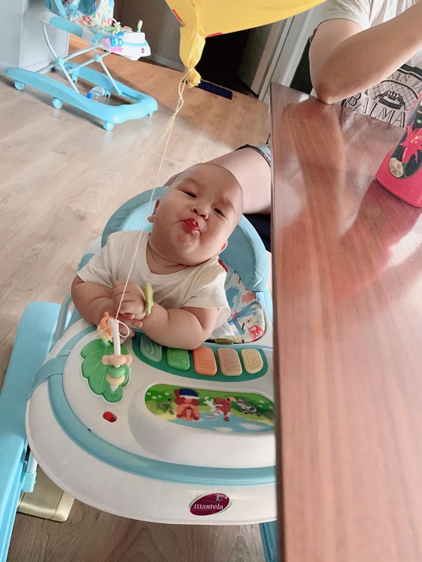 Hai nhóc tỳ nhà MC Thành Trung được mẹ huấn luyện gì cũng ăn,&nbsp;ngoài hoa quả xịn thì mướp đắng cũng đánh bay cả quả!-5