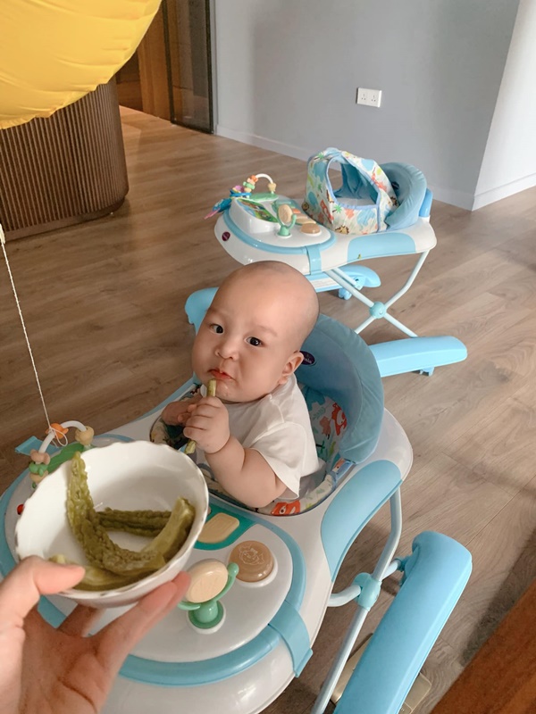 Hai nhóc tỳ nhà MC Thành Trung được mẹ huấn luyện gì cũng ăn,&nbsp;ngoài hoa quả xịn thì mướp đắng cũng đánh bay cả quả!-4