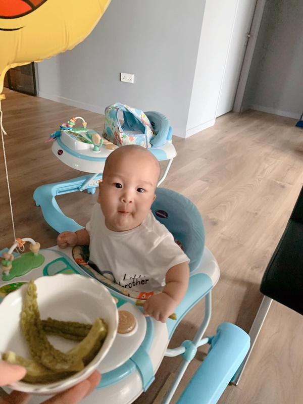 Hai nhóc tỳ nhà MC Thành Trung được mẹ huấn luyện gì cũng ăn,&nbsp;ngoài hoa quả xịn thì mướp đắng cũng đánh bay cả quả!-3