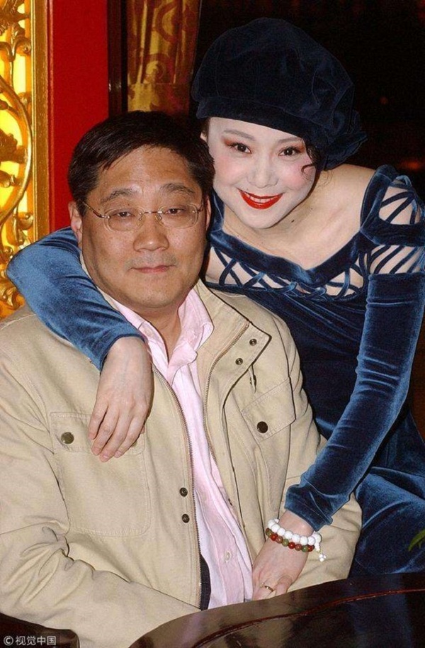 Mỹ nhân Hồng Lâu Mộng: Suốt 23 năm được chồng hơn 13 tuổi cưng chiều như công chúa, nhưng ở tuổi 42 buộc phải trưởng thành-5