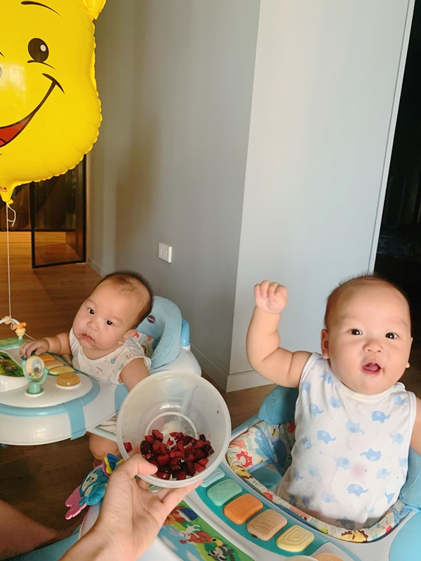 Hai nhóc tỳ nhà MC Thành Trung được mẹ huấn luyện gì cũng ăn,&nbsp;ngoài hoa quả xịn thì mướp đắng cũng đánh bay cả quả!-8