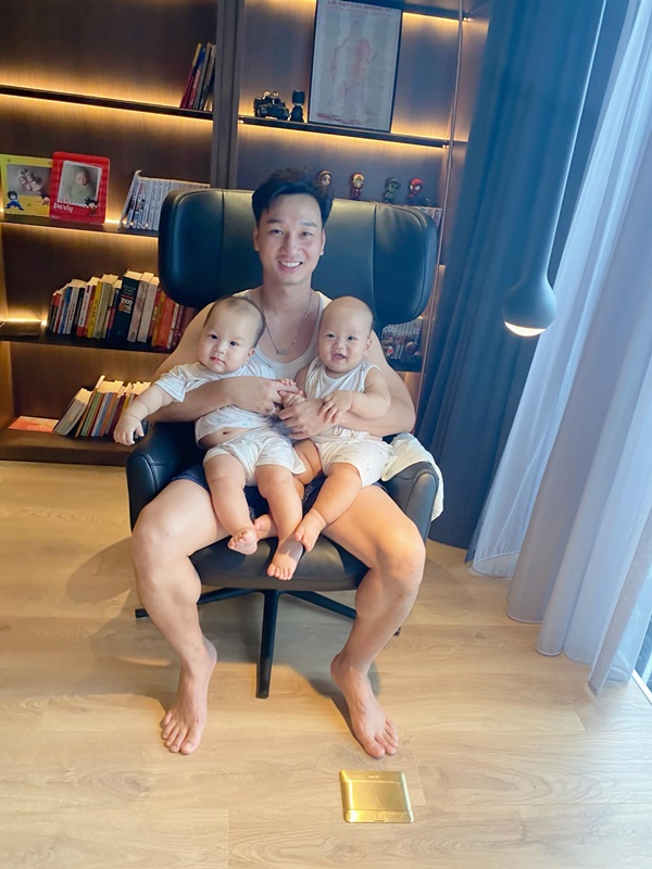 Hai nhóc tỳ nhà MC Thành Trung được mẹ huấn luyện gì cũng ăn,&nbsp;ngoài hoa quả xịn thì mướp đắng cũng đánh bay cả quả!-9