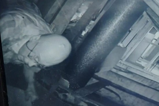 Nghe tiếng động phát ra từ gác xép, người đàn ông lắp camera mới phát hiện việc làm của gã hàng xóm nhắm vào phòng ngủ gia đình mình