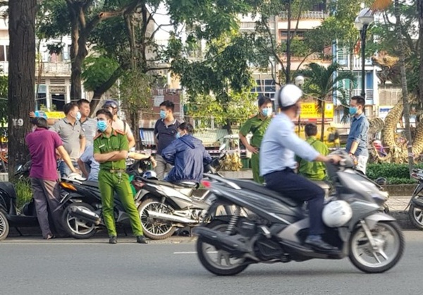 Người đàn ông bị đâm chết ở vỉa hè TP.HCM-1