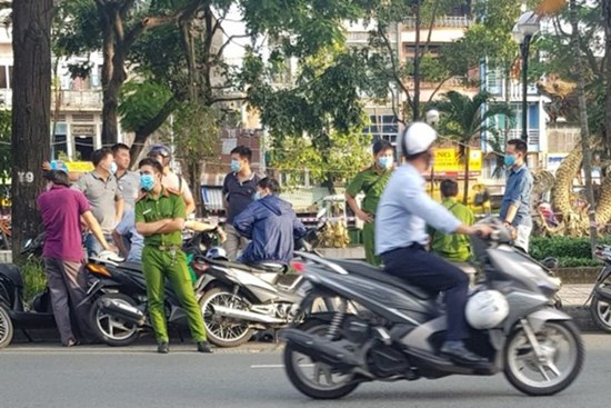 Người đàn ông bị đâm chết ở vỉa hè TP.HCM