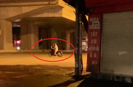 Cặp đôi dựng xe giữa đường cãi nhau, các tài xế chạy qua phải 