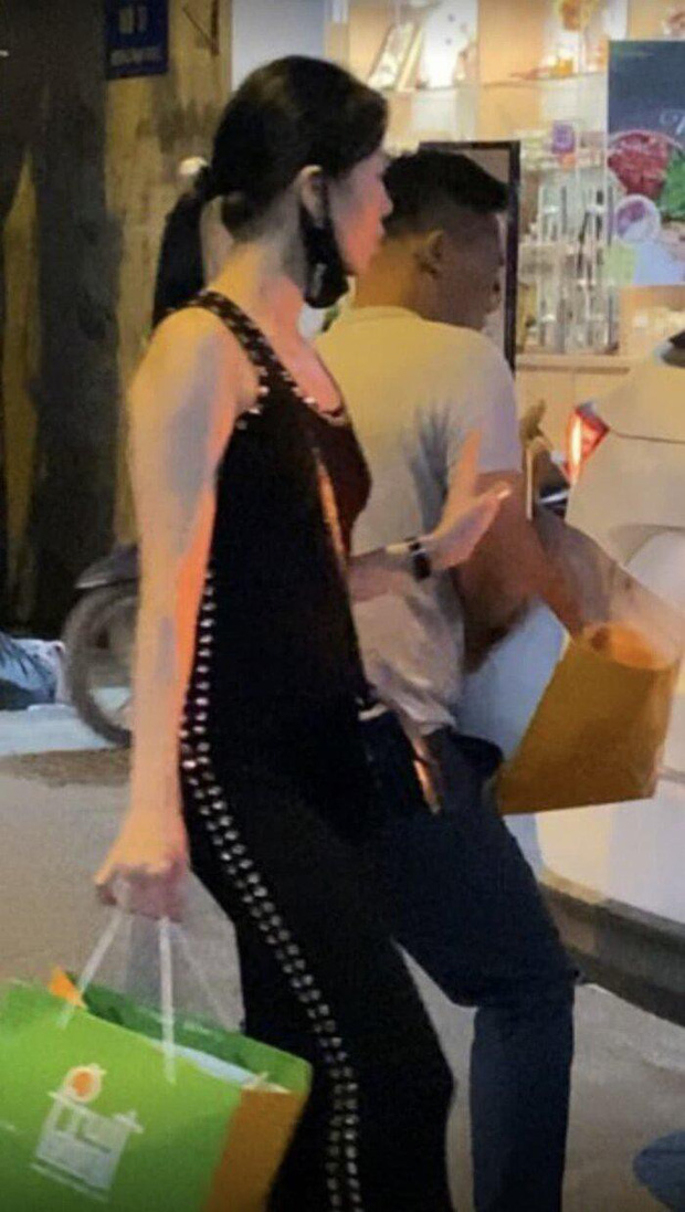 Rầm rộ loạt ảnh Lệ Quyên đi mua sắm thân thiết bên trai lạ, dân tình tò mò mối quan hệ của cả hai-3
