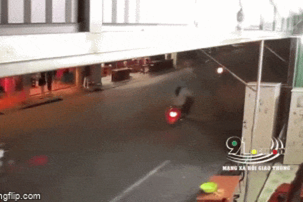 Clip: Xe máy đối đầu kinh hoàng, 2 nam sinh bị hất văng xa vài mét trên đường