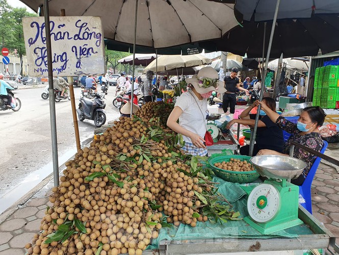 Gặp khó vì dịch COVID-19, nhãn giá rẻ tràn ngập đường phố Thủ đô-1