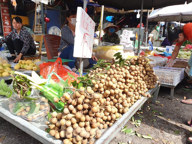 Gặp khó vì dịch COVID-19, nhãn giá rẻ tràn ngập đường phố Thủ đô-2