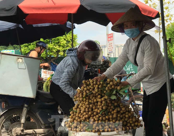 Gặp khó vì dịch COVID-19, nhãn giá rẻ tràn ngập đường phố Thủ đô-5