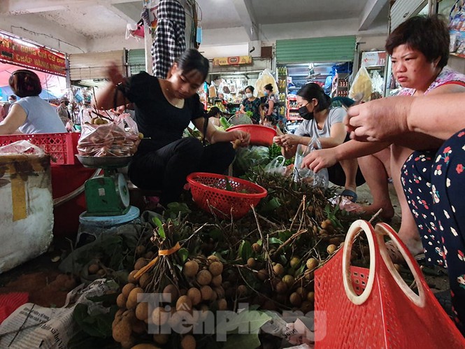 Gặp khó vì dịch COVID-19, nhãn giá rẻ tràn ngập đường phố Thủ đô-7