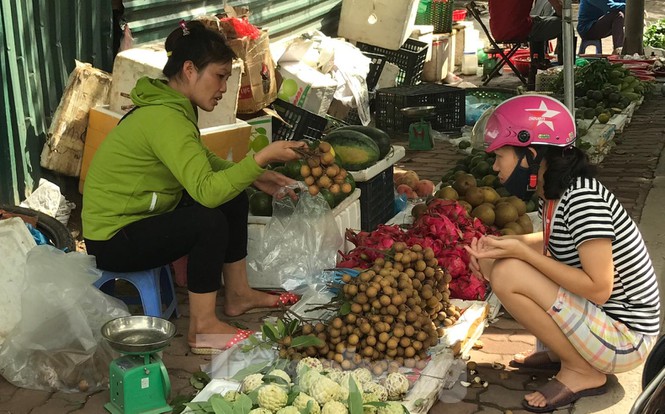 Gặp khó vì dịch COVID-19, nhãn giá rẻ tràn ngập đường phố Thủ đô-9