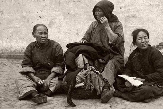 Loạt ảnh cũ phơi bày cuộc sống khắc khổ của người dân cuối thời nhà Thanh, có người còn bất chấp nguy hiểm để kiếm miếng ăn
