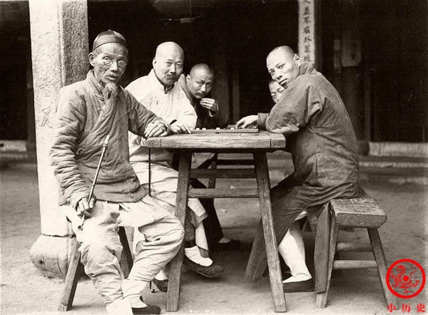 Loạt ảnh cũ phơi bày cuộc sống khắc khổ của người dân cuối thời nhà Thanh, có người còn bất chấp nguy hiểm để kiếm miếng ăn-2