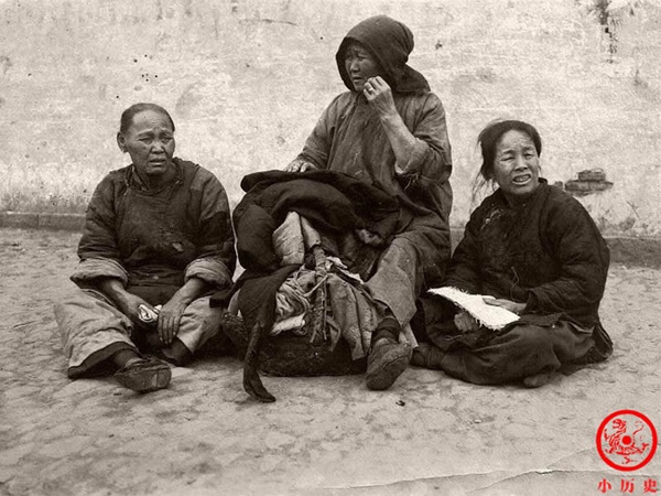 Loạt ảnh cũ phơi bày cuộc sống khắc khổ của người dân cuối thời nhà Thanh, có người còn bất chấp nguy hiểm để kiếm miếng ăn-3