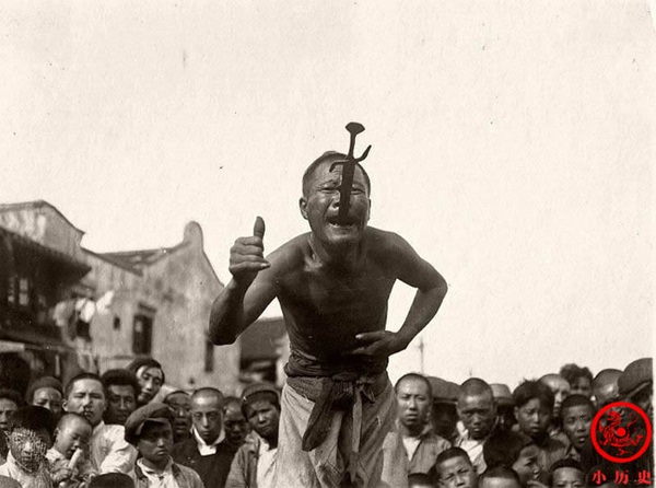 Loạt ảnh cũ phơi bày cuộc sống khắc khổ của người dân cuối thời nhà Thanh, có người còn bất chấp nguy hiểm để kiếm miếng ăn-5