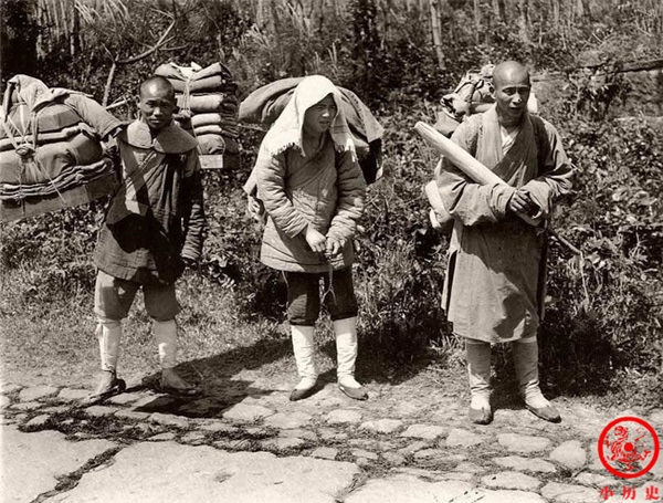 Loạt ảnh cũ phơi bày cuộc sống khắc khổ của người dân cuối thời nhà Thanh, có người còn bất chấp nguy hiểm để kiếm miếng ăn-6