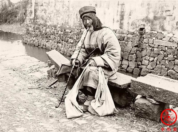 Loạt ảnh cũ phơi bày cuộc sống khắc khổ của người dân cuối thời nhà Thanh, có người còn bất chấp nguy hiểm để kiếm miếng ăn-9