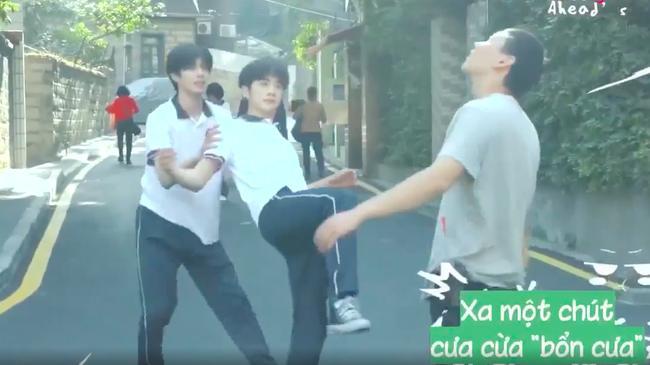 Lộ hậu trường Lấy danh nghĩa người nhà: Anh nhỏ Trương Tân Thành lấy nước mắt là thế nhưng đời thực tấu hài cực mạnh-6