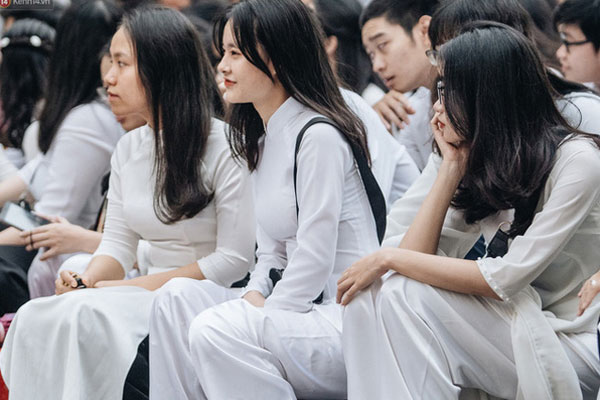 Tỉnh đầu tiên hoàn thành chấm thi tốt nghiệp, 96% bài Ngữ văn trên trung bình, 186 bài 9 điểm trở lên-2