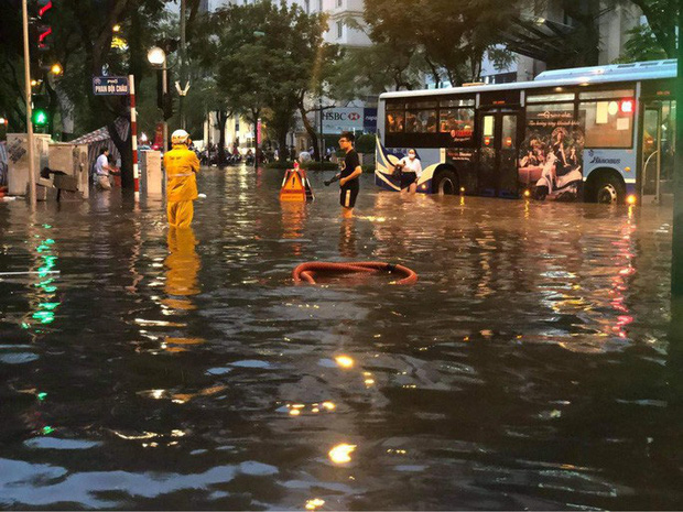 Vì sao nhiều tuyến phố quanh hồ Gươm ngập sâu trong trận mưa lớn?-2