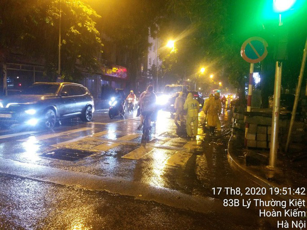 Vì sao nhiều tuyến phố quanh hồ Gươm ngập sâu trong trận mưa lớn?-3