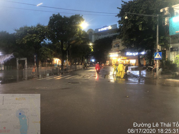 Vì sao nhiều tuyến phố quanh hồ Gươm ngập sâu trong trận mưa lớn?-4