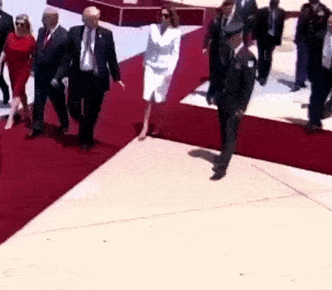 Khoảnh khắc Đệ nhất phu nhân Mỹ liên tục từ chối nắm tay chồng bị máy quay bắt trọn, dân tình nổ ra tranh cãi kịch liệt-4