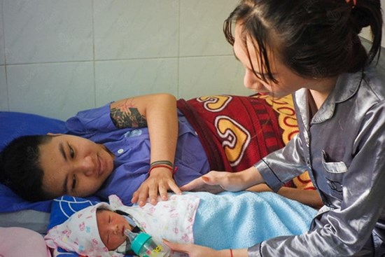 Người đàn ông Việt Nam đầu tiên mang thai kể chi tiết về ngày đi đẻ: 15 y bác sĩ vây xung quanh, đau như muốn 