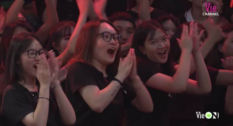 Cô gái xuất hiện nhiều nhất Rap Việt dù không phải thí sinh, dân tình nghi anh quay phim crush chị này-4