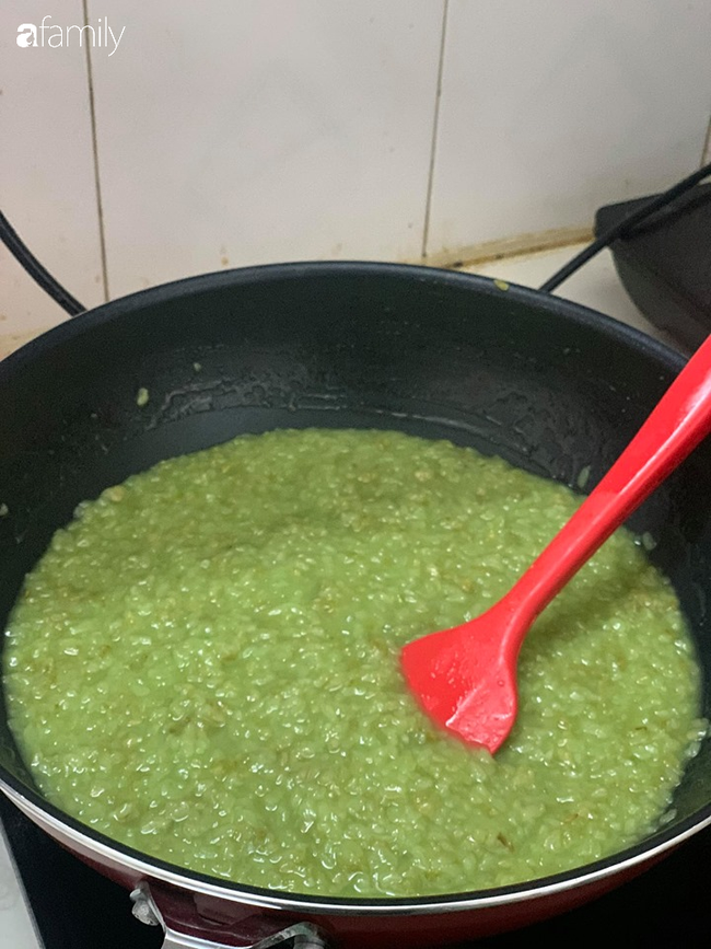 Tranh thủ mùa cốm, chàng thanh niên Hà Nội tự mày mò làm bánh dẻo cốm, bán cả vài trăm chiếc/ngày-2