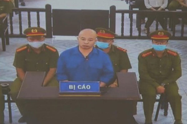 Bị giật điện thoại khi ngồi uống nước ở vỉa hè-1