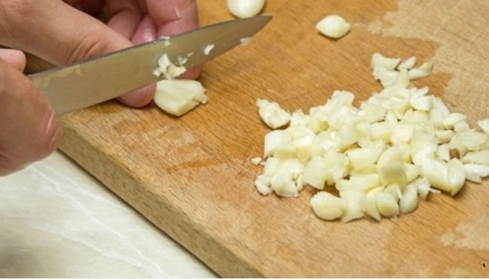 Mẹ giã tỏi rải góc bếp, tưởng điều gì bí hiểm hóa ra là chiêu bà đuổi sạch đám chuột hôi hám-2