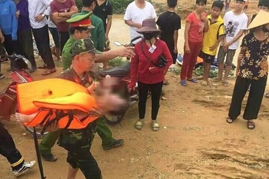 Vĩnh Phúc: Ô tô bị lật khi đi qua đập tràn khiến bé 2 tuổi tử vong, người mẹ bị lũ cuốn hiện vẫn đang mất tích