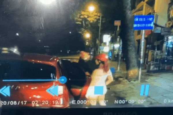 CLIP: Cô gái ăn mặc 