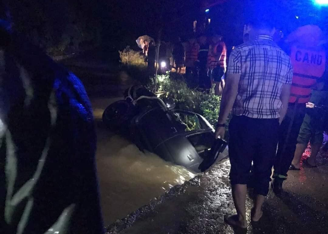 Vĩnh Phúc: Ô tô bị lật khi đi qua đập tràn khiến bé 2 tuổi tử vong, người mẹ bị lũ cuốn hiện vẫn đang mất tích-1