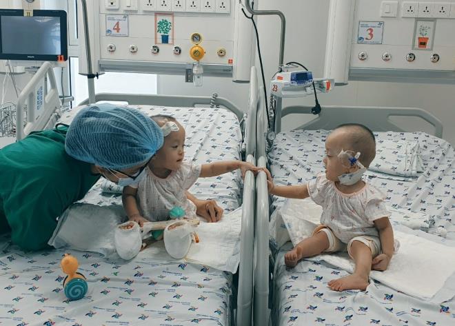 Trúc Nhi được tháo nẹp bột, nắm tay Diệu Nhi trò chuyện-1