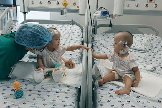 Trúc Nhi được tháo nẹp bột, nắm tay Diệu Nhi trò chuyện