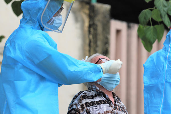 Phó Chủ tịch phường tổ chức sinh nhật trong khu cách ly, rủ vợ là BN904 sang… chụp ảnh-2