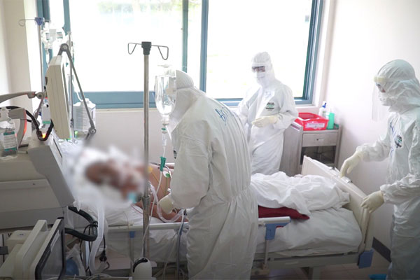 Song Nhi lần đầu chạm tay nhau sau ca mổ tách rời-2