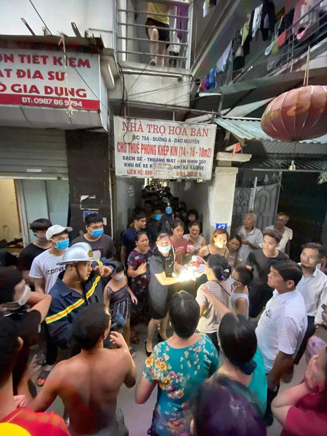 Bé trai sơ sinh còn nguyên dây rốn mắc kẹt giữa khe tường, nghi bị mẹ ném-1